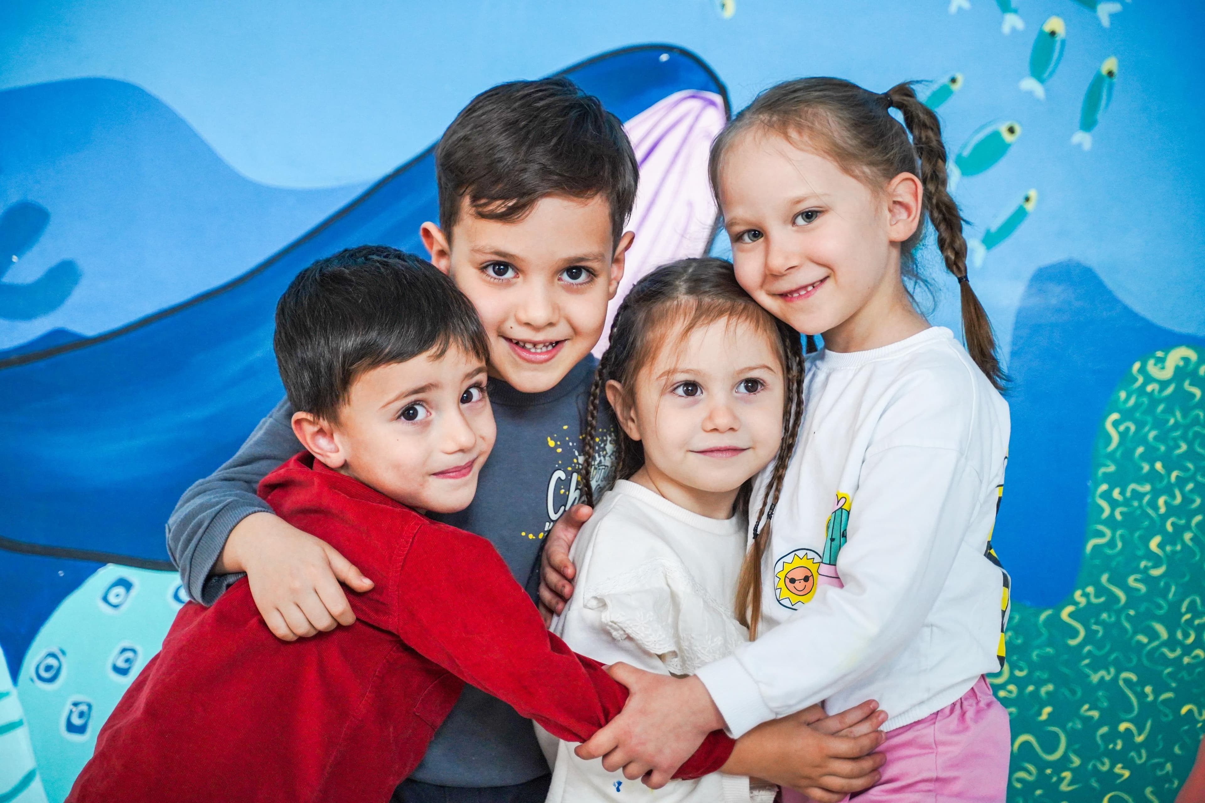 Birbirine sarılan çocuklar